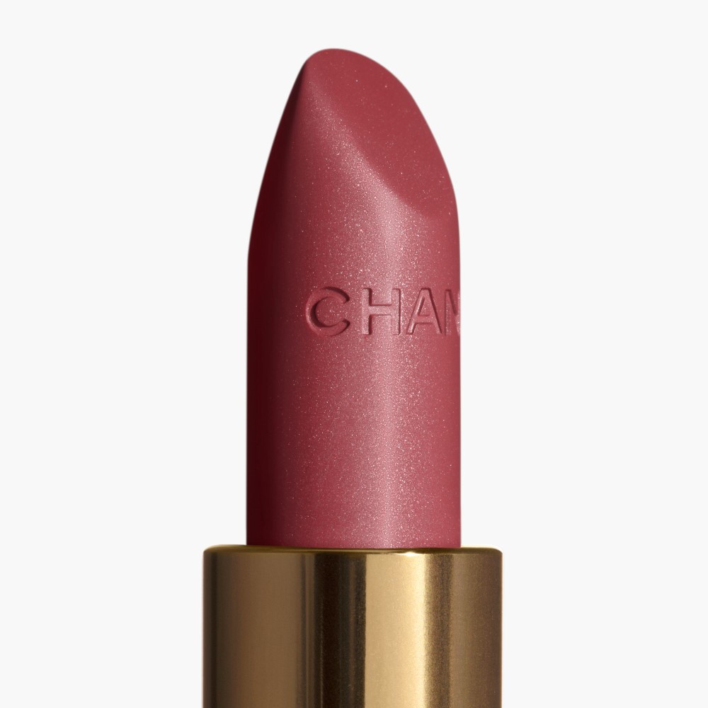 LA BARRA DE LABIOS SATINADA DE LARGA DURACI&Oacute;N, TRATAMIENTO HIDRATANTE Y ALISANTE